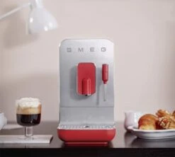 SMEG Buse Vapeur Rouge BCC02RDMEU -Delonghial Magasin 5 machine a cafe smeg rouge buse vapeur