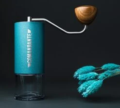 Moulin à Café COMANDANTE C40 MK4 Nitro Blade Alpine Lagoon -Delonghial Magasin comandante alpine lagoon 2