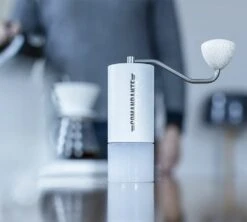 Moulin à Café Manuel COMANDANTE C40 MK4 Nitro Blade Snow White -Delonghial Magasin comandante snow 3