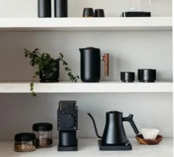 Tasse à Cappuccino - Monty Milk Art Noir Mat 19 Cl - FELLOW -Delonghial Magasin lifestyle1