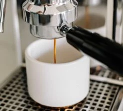 Tasse à Cappuccino - Monty Milk Art Noir Mat 19 Cl - FELLOW -Delonghial Magasin lifestyle2