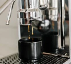 Tasse à Cappuccino - Monty Milk Art Noir Mat 19 Cl - FELLOW -Delonghial Magasin lifestyle3