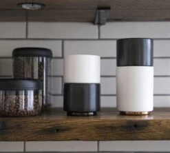 Tasse à Cappuccino - Monty Milk Art Noir Mat 19 Cl - FELLOW -Delonghial Magasin lifestyle4