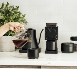 Tasse à Cappuccino - Monty Milk Art Noir Mat 19 Cl - FELLOW -Delonghial Magasin lifestyle6