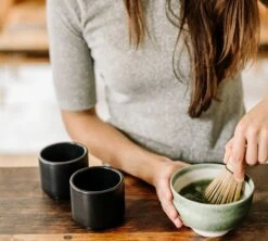 Tasse à Cappuccino - Monty Milk Art Noir Mat 19 Cl - FELLOW -Delonghial Magasin lifestyle7