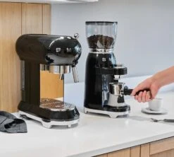 Moulin à Café SMEG Noir CGF01BLEU Années 50 -Delonghial Magasin smeg broyeur noir 4