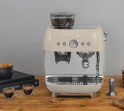 Machine Expresso SMEG EGF03CREU Crème Années 50 Avec Moulin Intégré -Delonghial Magasin smeg egf03 creme 5